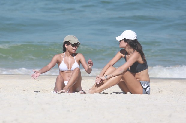 Anna Lima e amiga em  praia (Foto: Dilson Silva / Agnews)