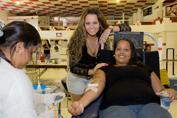 Viviane Araújo participa de campanha de doação de sangue  (Foto: Alex Nunes/Divulgação)