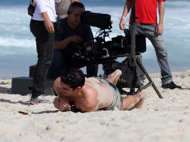 Marcelo Adnet gravando na praia de Ipanema, RJ (Foto: André Freitas / AgNews)