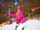 Aline Gotschalg faz snowboard com look pink: 'Penélope Charmosa'