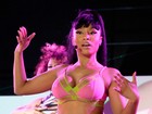Nicki Minaj se apresenta decotada e de barriga de fora