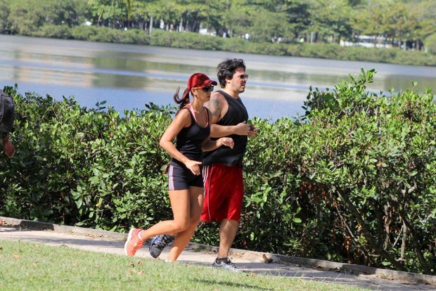 Letícia Wiermann com o namorado na Lagoa (Foto: JC Pereira / AgNews)