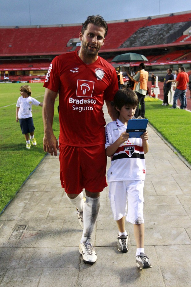 Henri Castelli e o filho (Foto: Francisco Cepeda e Léo Franco/AgNews)