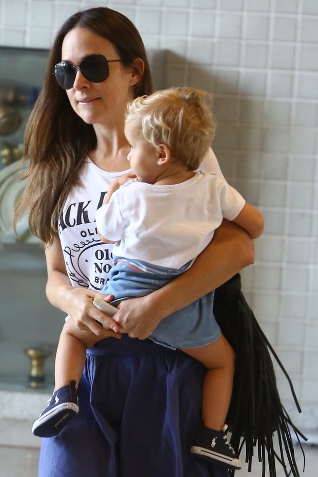 Gabriela Duarte com o filho em aeroporto do Rio (Foto: Marcello Sá Barreto/Ag News)