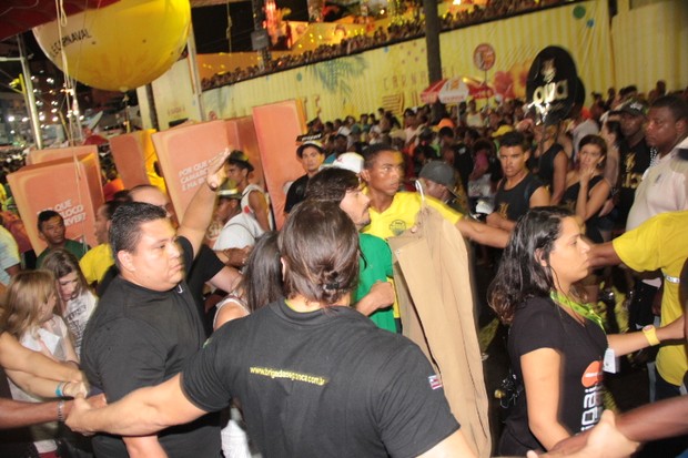 Paula Fernandes chega escoltada em Salvador (Foto: Derick Abreu/ Ag. News)
