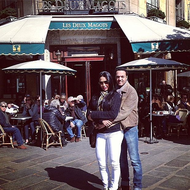 Gracyanne e Belo posam em frente à café parisiense (Foto: Instagram)