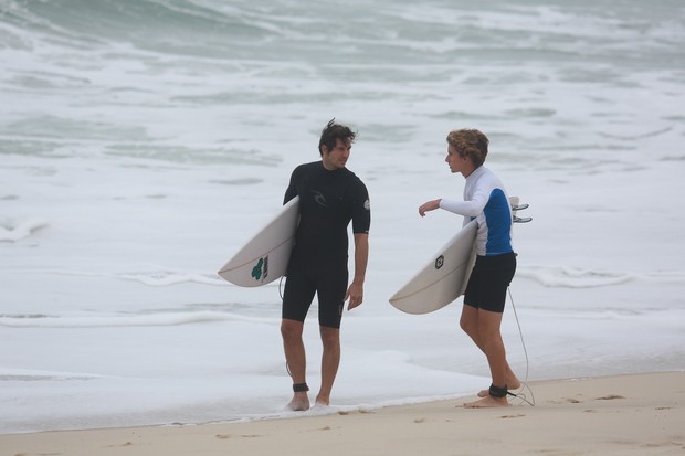 Vladimir Brichta com Felipe, filho de Adriana Esteves, na praia da Macumba, no Rio (Foto: Dilson Silva / Agnews)