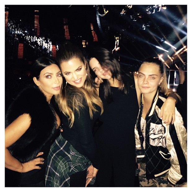 Kim Kardashian, Khloe Kardashian, Kendall Jenner e Cara Delavigne em show de Sam Smith em Los Angeles, nos (Foto: Instagram/ Reprodução)