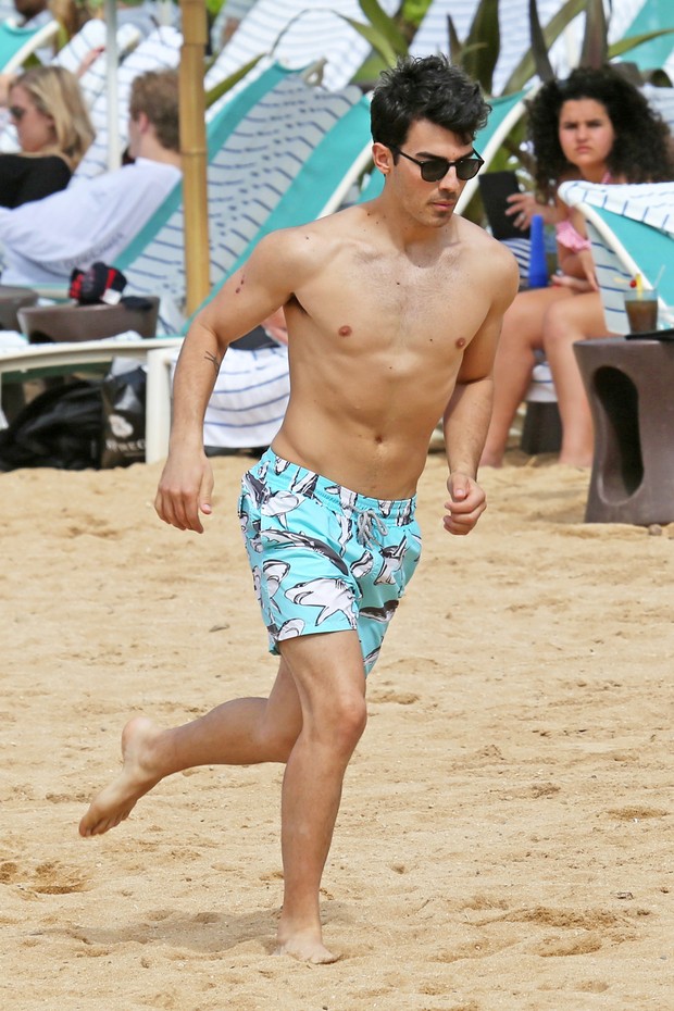 Joe Jonas em praia no Havaí (Foto: AKM-GSI Brasil/ Splash News)