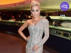 Look do dia: Rita Ora usa vestido com superfenda em evento em Londres
