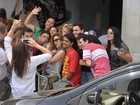 Wanessa Camargo é cercada por fãs ao desembarcar em aeroporto no Rio 