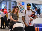 Aline Gotschalg e Fernando Medeiros embarcam com o filho em aeroporto