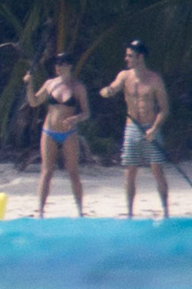 Jennifer Aniston e Justin Theroux durante lua de mel em Bora Bora (Foto: Grosby Group/ Agência)