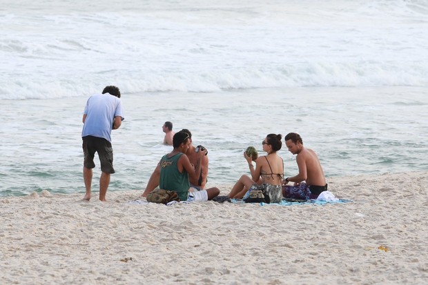 Isis Valverde na praia com amigos (Foto: Ricardo Leal / Foto Rio news)