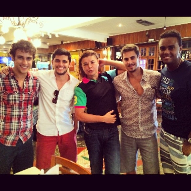 David Brazil com elenco masculino de Em Família (Foto: Instagram / Reprodução)