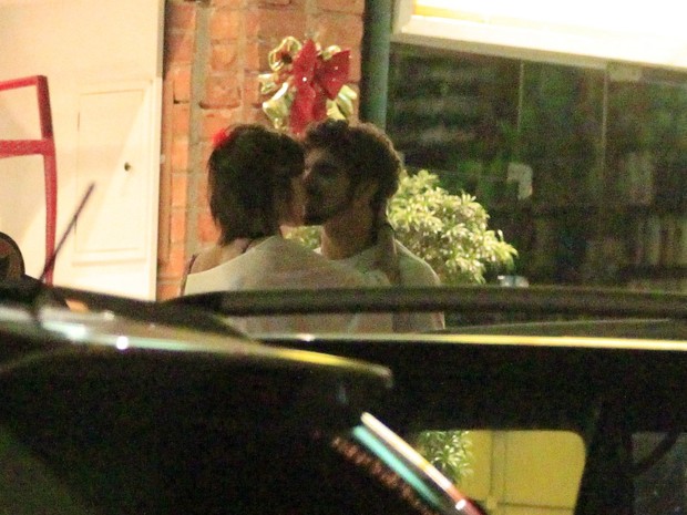 Caio Castro e Maria Casadevall se beijam em restaurante na Zona Oeste do Rio (Foto: Delson Silva/ Ag. News)