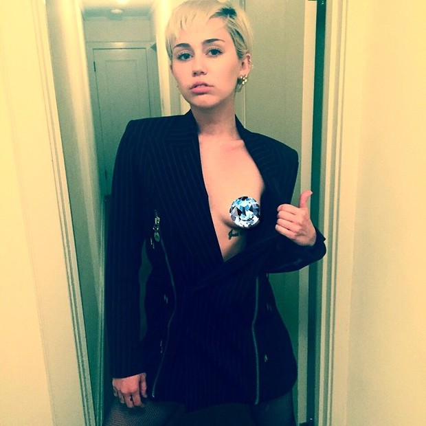Miley Cyrus exibe o seio (Foto: Instagram/ Reprodução)