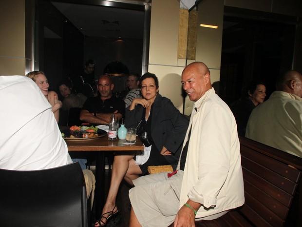 Betty Lago com amigos em restaurante no Rio (Foto: Delson Silva/ Ag. News)