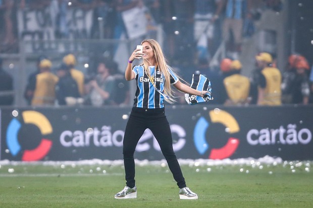 Carolina Portaluppi comemora título do Grêmio na Arena Grêmio, em Porto Alegre (Foto: Jeferson Bernardes/ AFP)