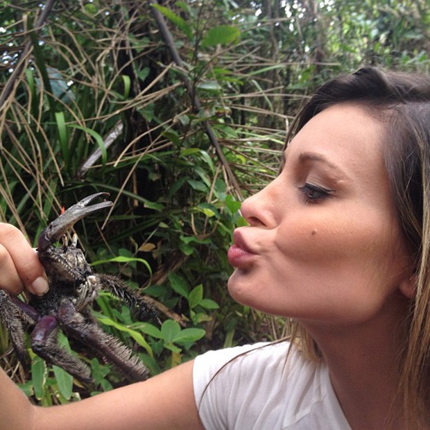 Andressa Urach posta foto segurando um carangueijo (Foto: Instagram / Reprodução)