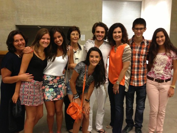 Fátima Bernardes e filhos na peça do sobrinho (Foto: Reprodução / Twitter)