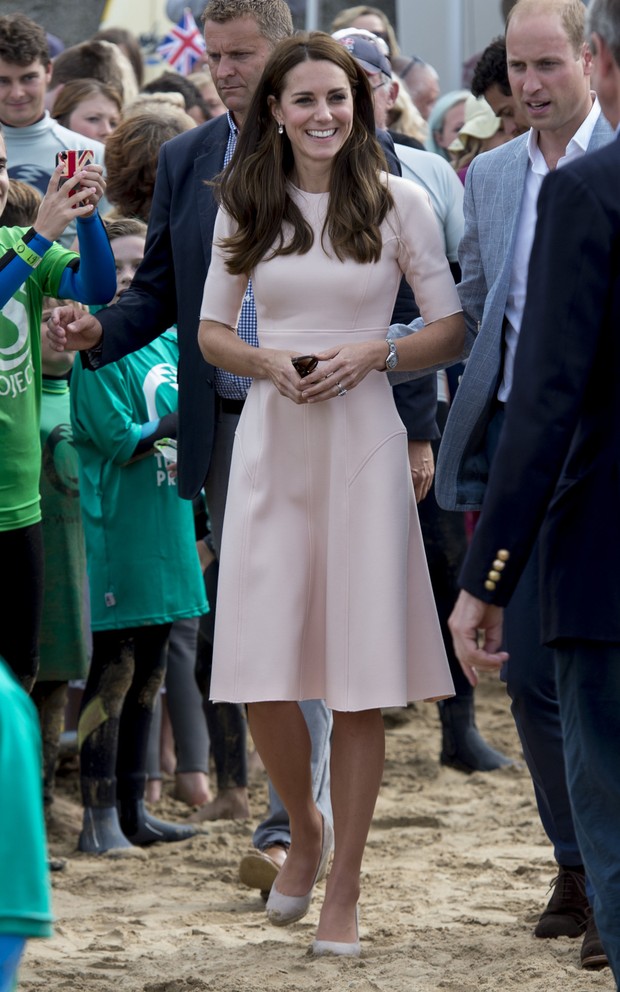 Kate Middleton usa vestido rosa-claro de R$ 4,5 mil  durante visita à catedral (Foto: Getty Image)