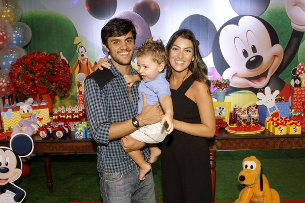 Felipe Simas e Mariana Uhlmann com o pequeno Joaquim em festa no Rio (Foto: Graça Paes/ Brazil News)