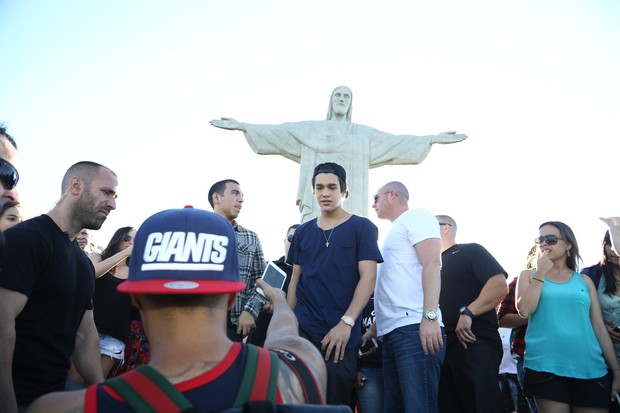 Austin Mahone visita o Cristo Redentor (Foto: Henrique Oliveira, Gabriel Reis e André Freitas / Agnews)