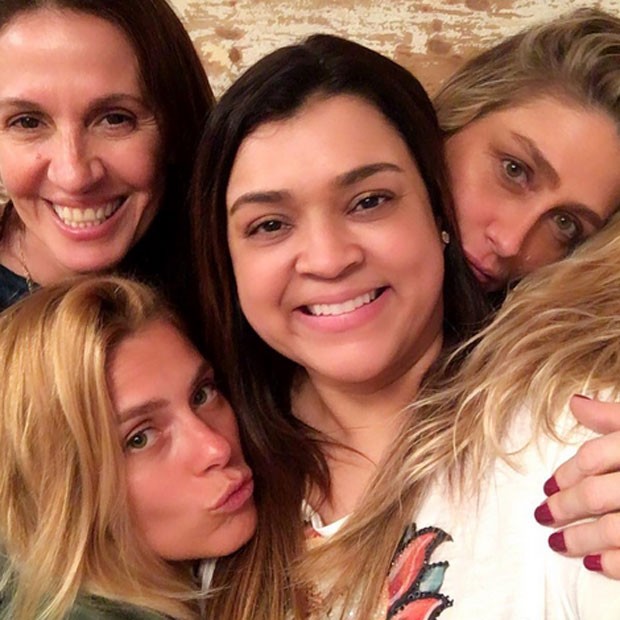 Flora Gil, Carolina Dieckmann, Preta Gil e Amora Mautner na casa da cantora na Zona Sul do Rio (Foto: Instagram/ Reprodução)
