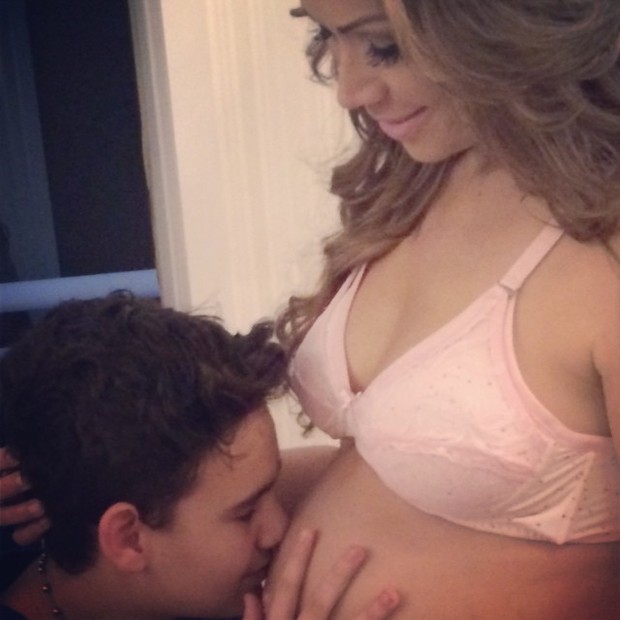 Solange Almeida ganha beijinho na barriga (Foto: Reprodução/ Instagram)