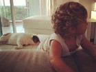 Priscila Fantin posta foto fofa do filho e do cachorro 