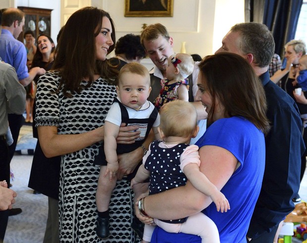 Kate Middleton com o filho, George, em Wellington, na Nova Zelândia (Foto: James Whatling/ Reuters)