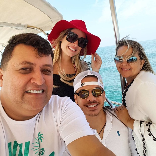 Wesley Safadão, Thyane Dantas, Baratinha (motorista) e a mulher (Foto: Reprodução/Instagram)