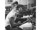 Usando topete, Luan Santana faz pose em cima de moto antiga