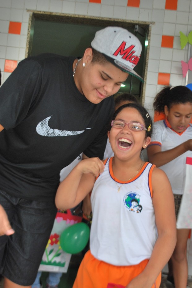 Pablo distribui CDS de Naldo à crianças (Foto: Divulgação)