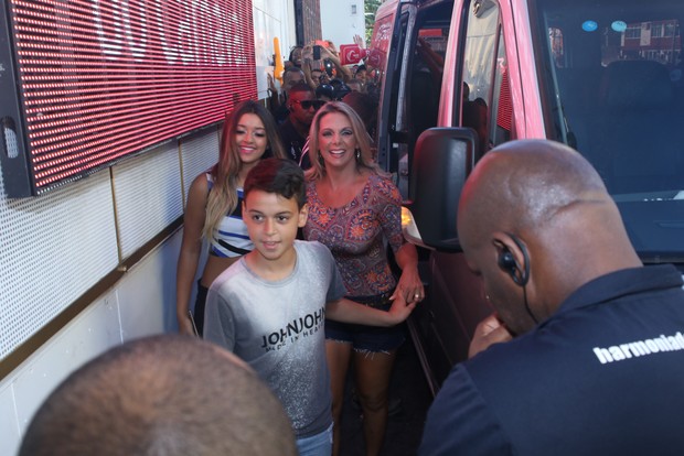 Carla Perez com os filhos (Foto: Thiago Duran / AgNews)