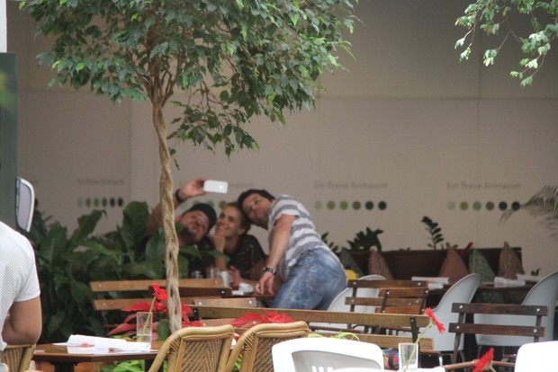 Carolina Dieckmann e Marcelo Serrado almoçam com amigos (Foto: Daniel Delmiro / AgNews)