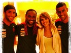 Carolina Dieckmann posa com jogadores do Flamengo