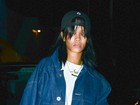 Abatida, Rihanna combina blusão e boné para jantar