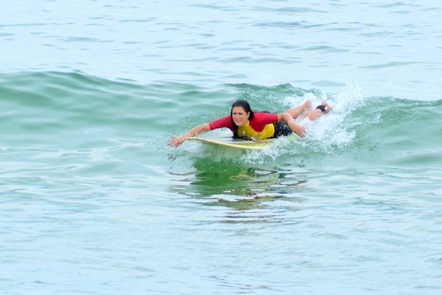 Débora Lyra faz aula de surfe (Foto: Roberto Teixeira/ EGO)