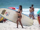 Anna Lima faz stand up paddle e toma banho de mar