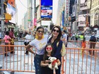 Flávia Alessandra posa com as filhas durante férias em Nova York