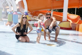 Dani Winits, Amaury e filho no Beach Park em Fortaleza (Foto: Roberto Teixeira / EGO)