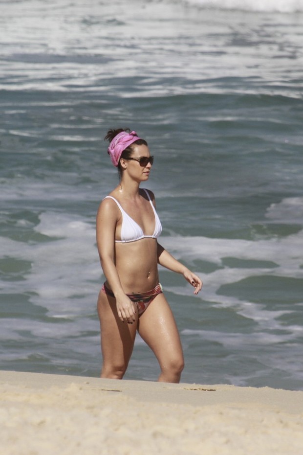 Camila Rodrigues na praia (Foto: Dilson Silva / AgNews)