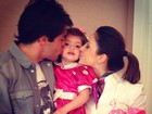 Kaká e Carol Celico postam foto dando beijinho na filha Isabella