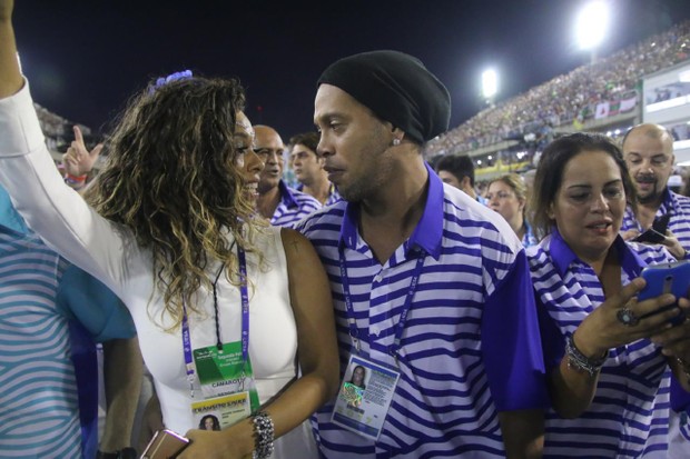 Ronaldinho Gaúcho dá chega mais em Juliana Diniz (Foto: Daniel Pinheiro /AgNews )