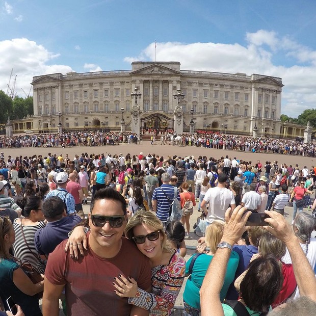 Carla Perez e Xanddy assistem à troca da guarda em Londres (Foto: Reprodução/Instagram)
