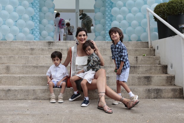 Isabela Fiorentino com os filhos trigêmeos (Foto: Francisco Cepeda e Thiago Duran/AGNews-SP )