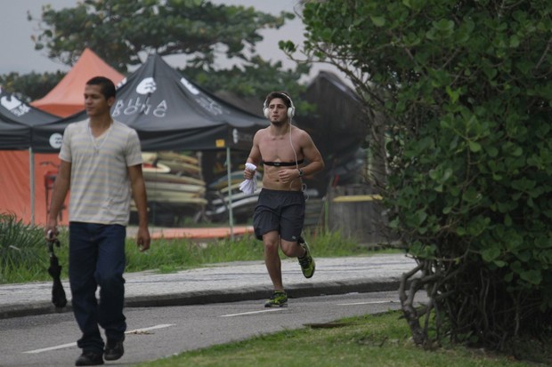 Daniel Rocha corre na orla (Foto: Dilson Silva / AgNews)