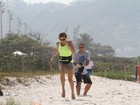 Grazi Massafera e Ana Lima treinam na praia da Barra da Tijuca